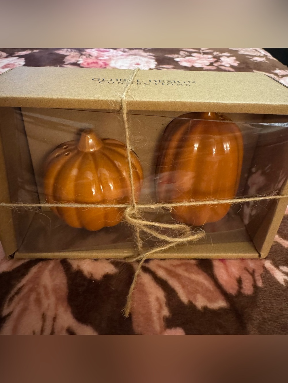 NIB Global Design Connections Ceramic Pumpkin Salt and Pepper Shakers Set